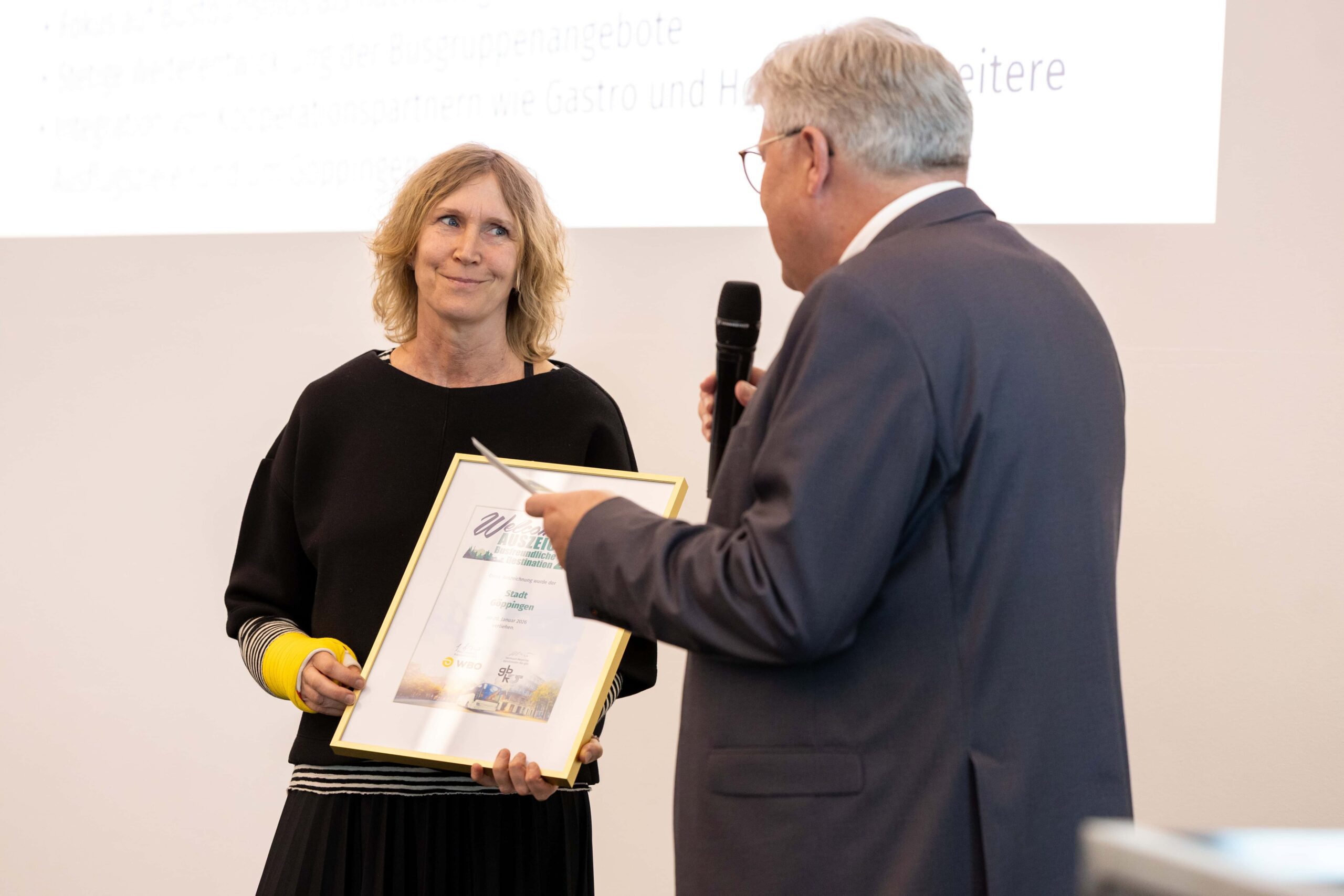 Heike Gauger, mor9 Tourismus, nimmt Auszeichnung für Stadt Göppingen entgegen_1